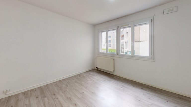 APPARTEMENT 2 PIÈCES AVEC BALCON ET PLACE DE STATIONNEMENT