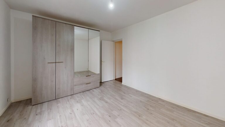 APPARTEMENT 2 PIÈCES AVEC BALCON ET PLACE DE STATIONNEMENT