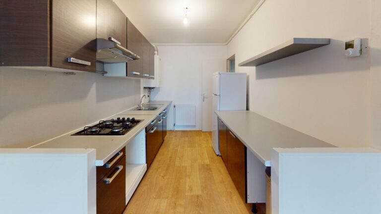 APPARTEMENT 2 PIÈCES AVEC BALCON ET PLACE DE STATIONNEMENT